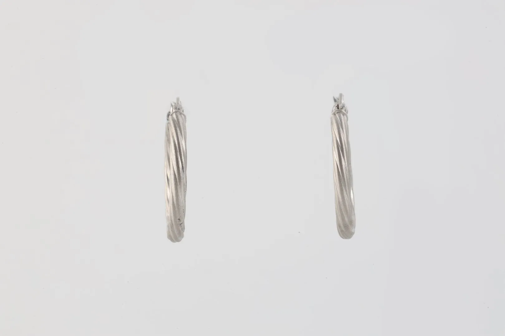 14k White Gold Twist Hoop Earrings (2.50g.)