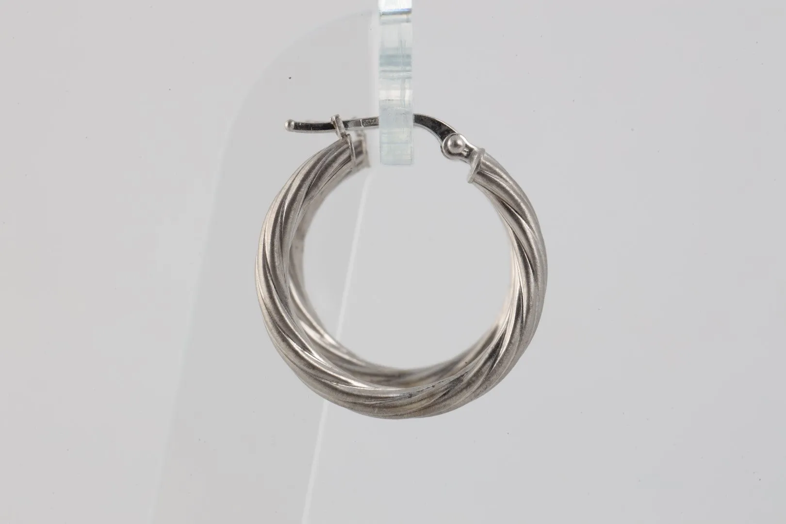 14k White Gold Twist Hoop Earrings (2.50g.)