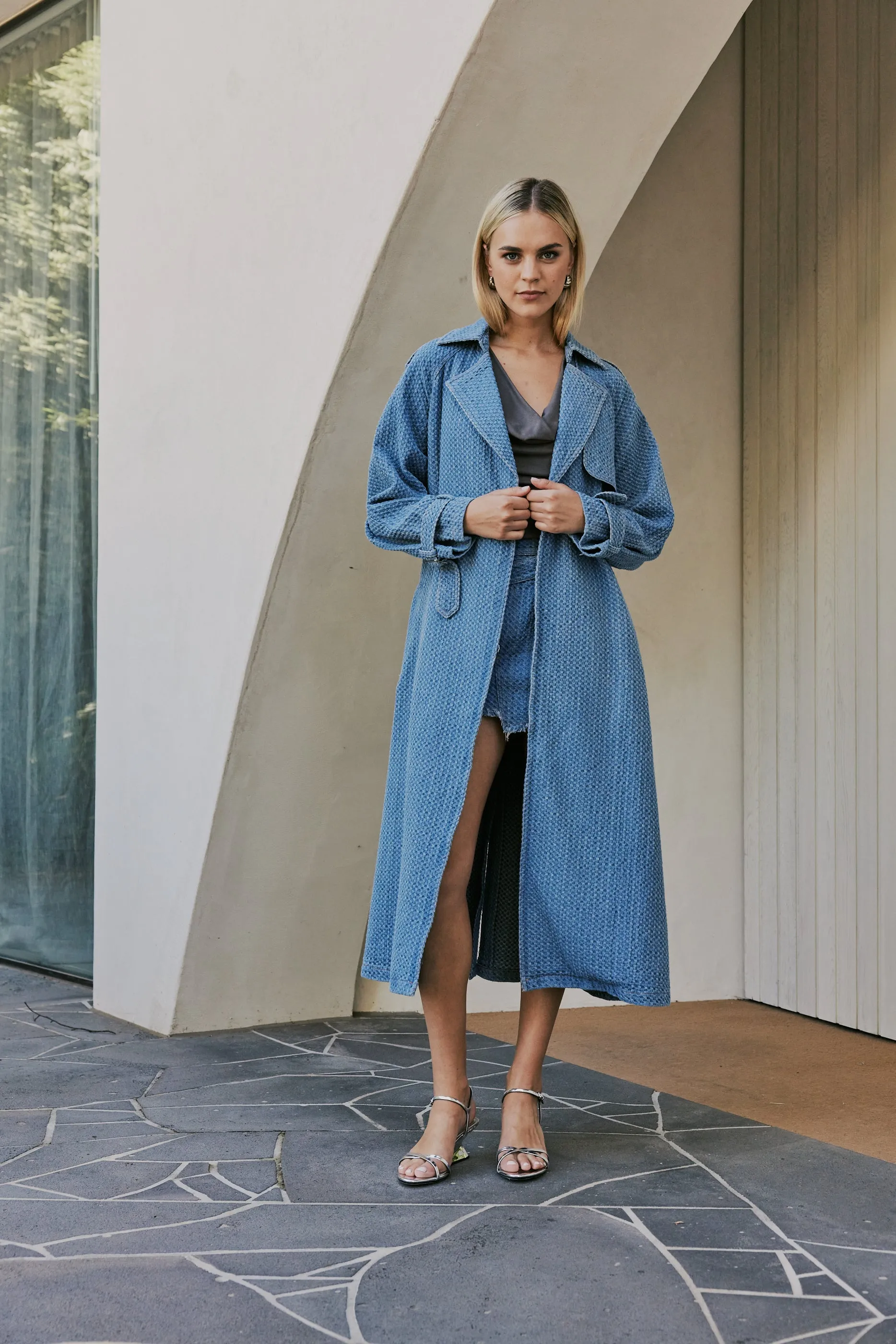 CURAAE Aurora Long Denim Textured Tie Trench In Mid Blue